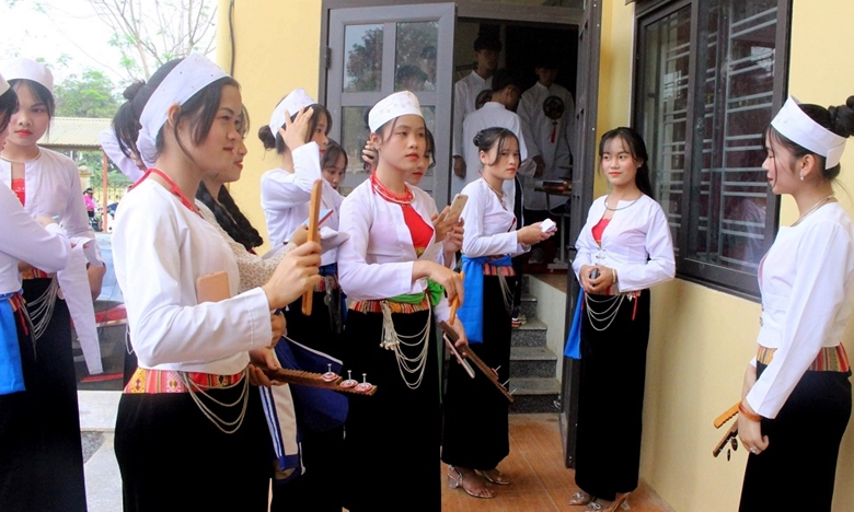 Faire rayonner la beauté et la valeur des costumes traditionnels à Hoa Binh